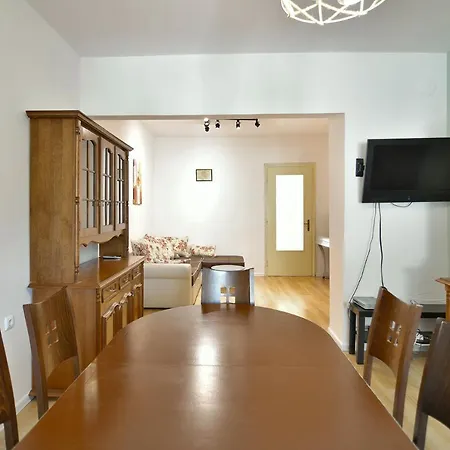 Spacious At Central Location - Karavelov